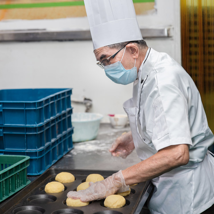 鑫格食品創辦人製作菠蘿麵包