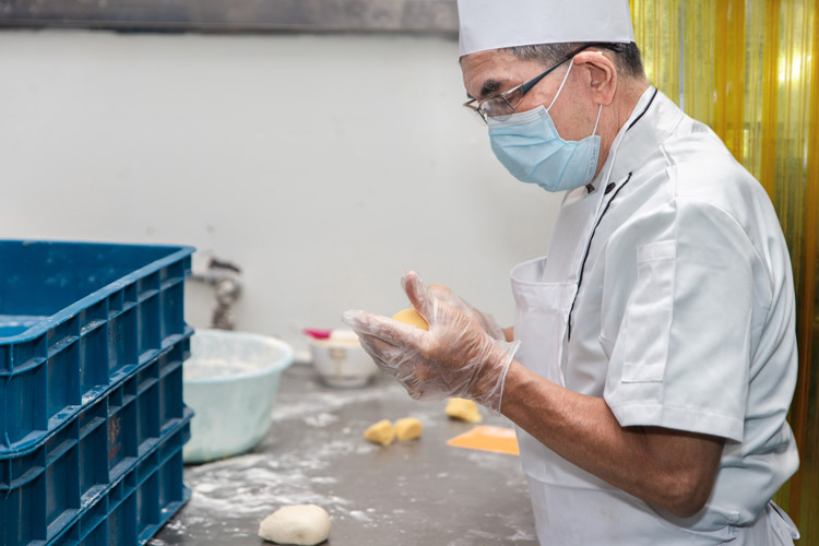 鑫格食品創辦人製作菠蘿麵包